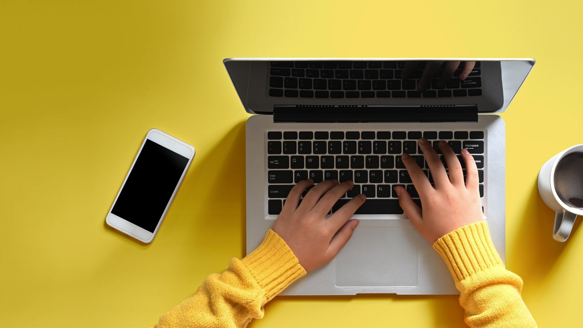 Tips Praktis Membersihkan Debu di Laptop agar Tetap Awet 